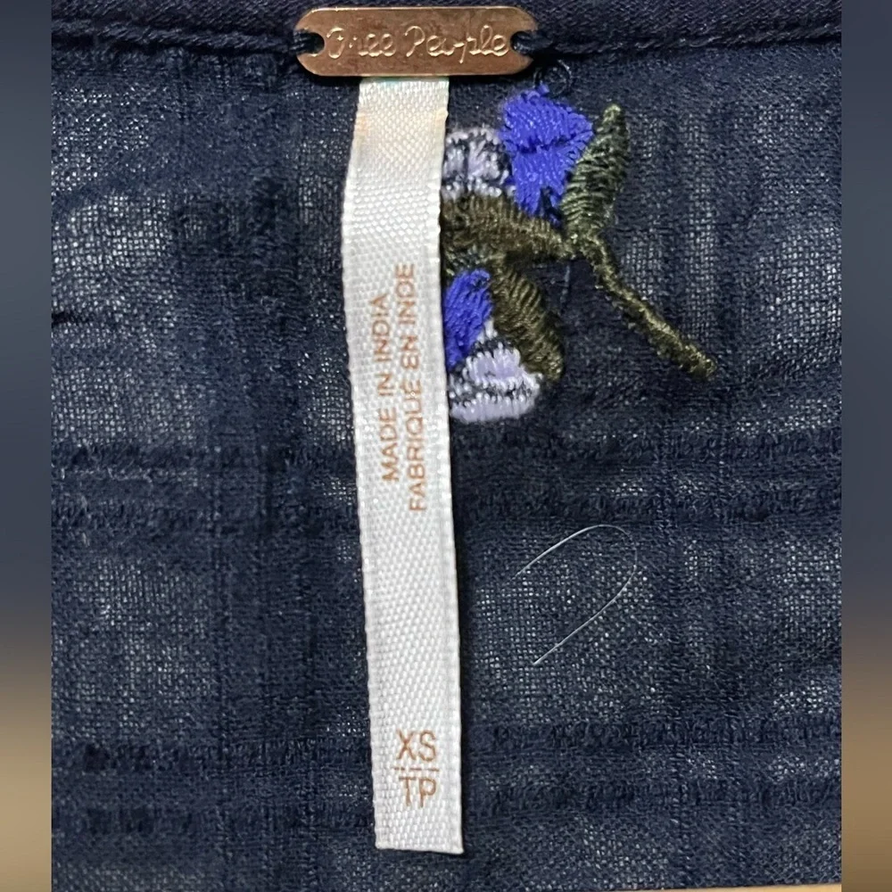 Free People XS Navy Blue Embroidered Wrap Blouse – Cotton, Boho Floral Tie Front - Picture 10 of 13